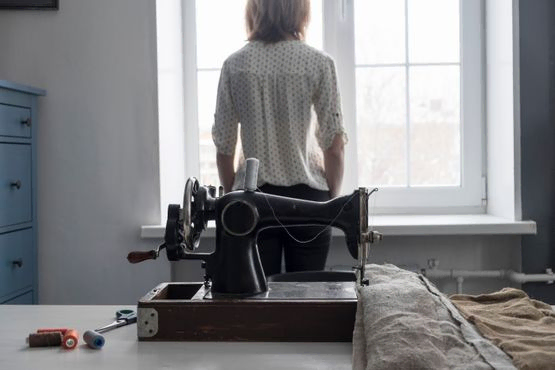 maquina de coser y mujer de espaldas